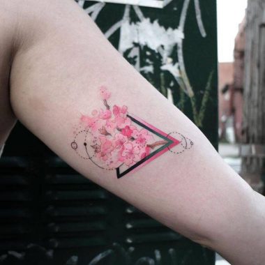 Цветы сакуры в треугольнике, тату на внутренней части плеча