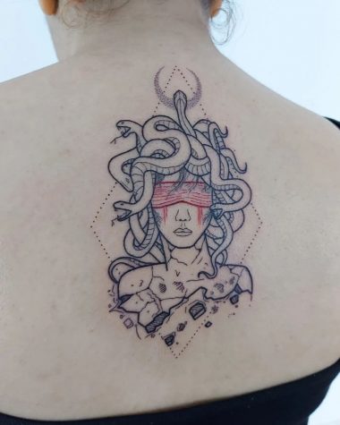 Татуировка Медузы Горгоны на спине у девушки