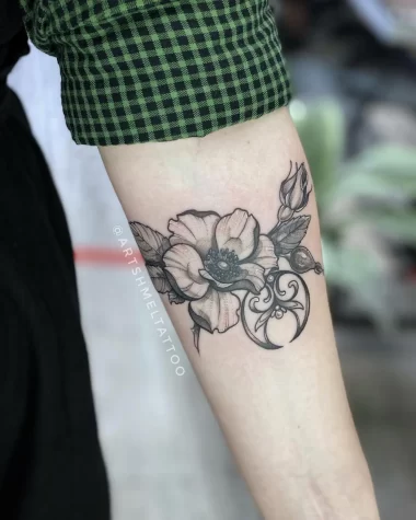 Лунница и цветы шиповника, татуировка на руке