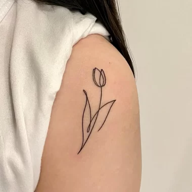 Тюльпан в стиле лайнворк на плече