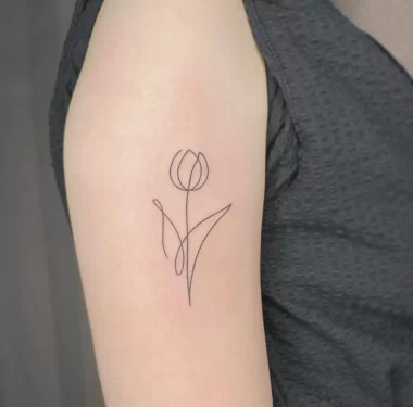 Минималистичная татуировка тюльпана на руке