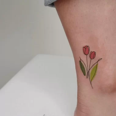 Маленькая тату с тюльпана ми на ноге