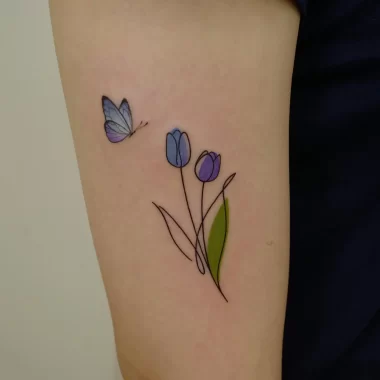 Синие тюльпаны и бабочка, тату на руке