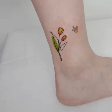 Тюльпаны и бабочка, маленькая тату на щиколотке