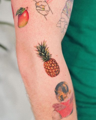 Маленькая татуировка ананаса на руке