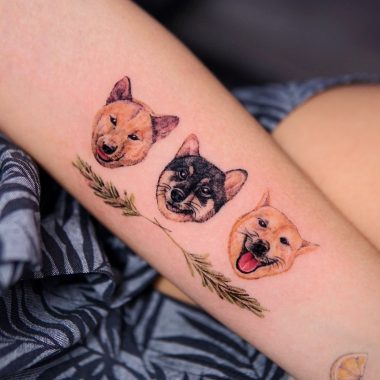 Татуировка с рожицами собак