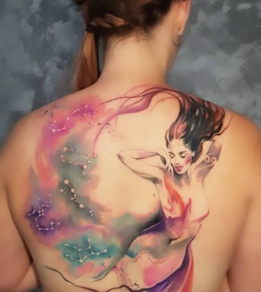 Большая акварельная татуировка Девы на спине