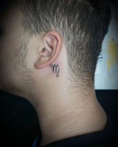 Мужская тату знак зодиака Дева за ухом
