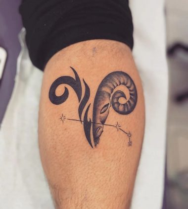 Татуировка знака зодиака Козерог на ноге у парня
