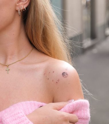 Созвездие Козерога и планета, минималистичная тату на плече у девушки