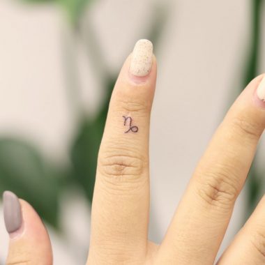 Маленький символ козерога на пальце