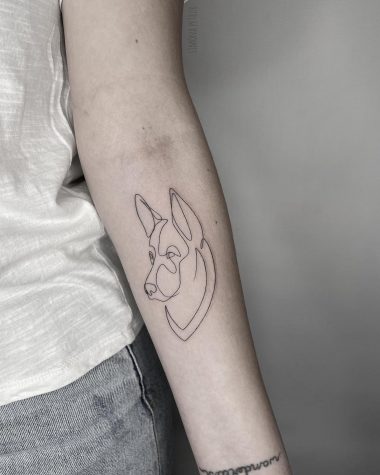 Татуировка немецкой овчарки в стиле лайнворк