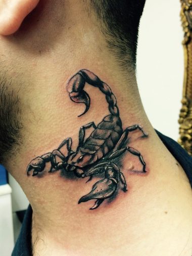 Мужская тату скорпиона на шее