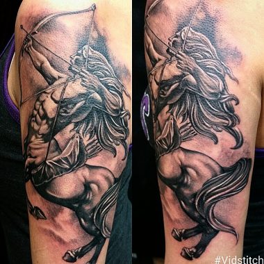 Мужская татуировка кентавра на плече