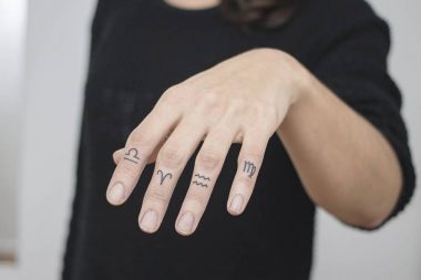 Зодиакальные символы на пальцах у девушки
