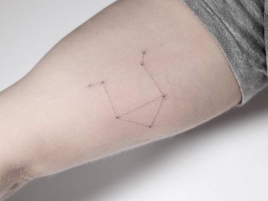 Созвездие Весов, минималистичная тату на руке