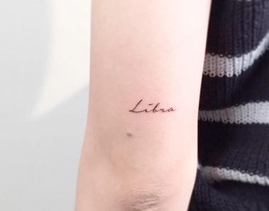 Маленькая надпись Libra на задней части плеча