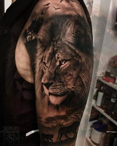 Реалистичная тату льва на плече у парня