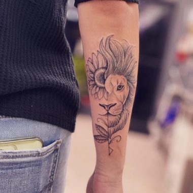 Женская татуировка льва на предплечье