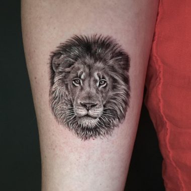 Черно-белая татуировка льва на предплечье